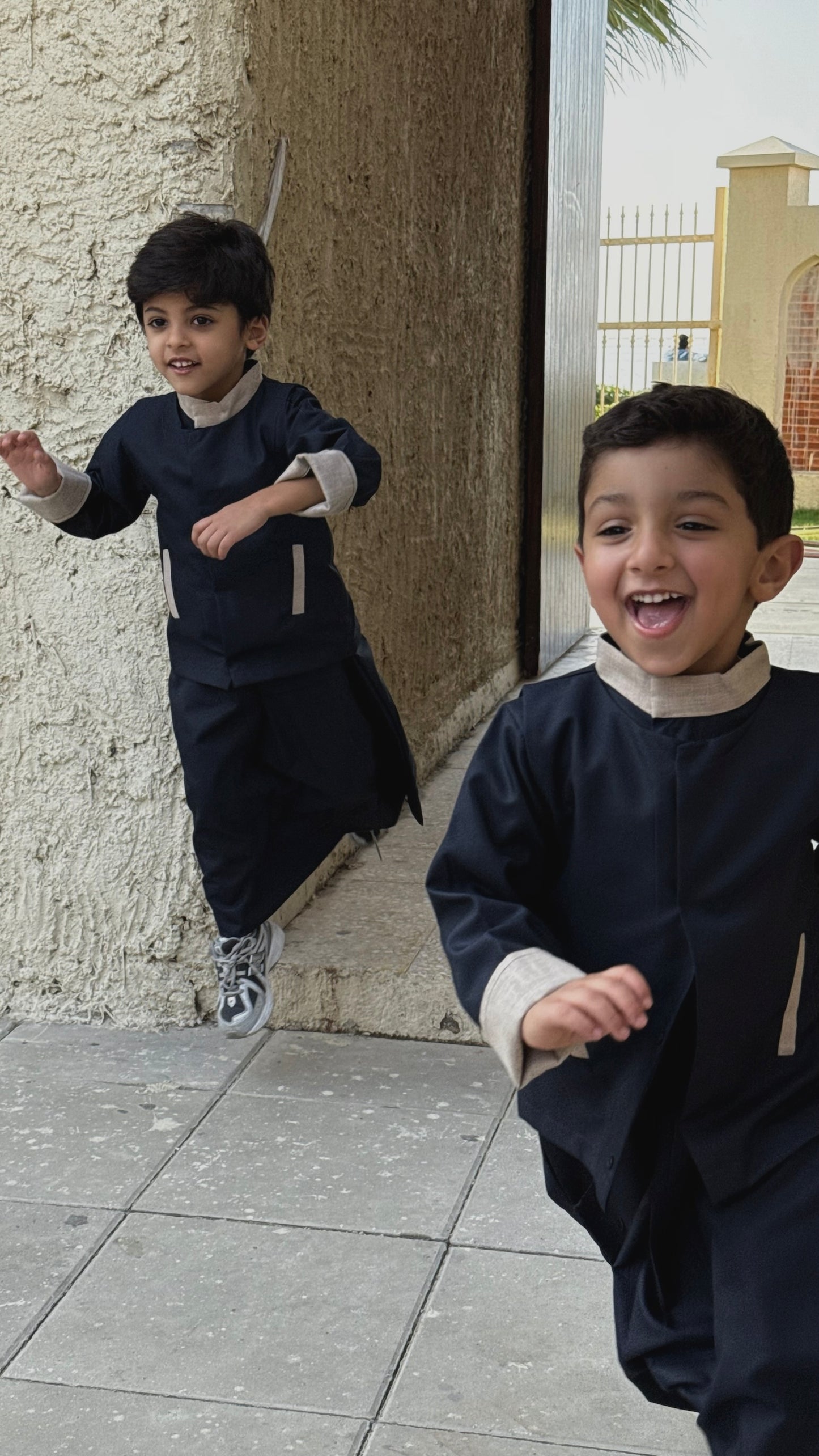 دشداشة كحلية مع صديري بحواف بيج 🤍