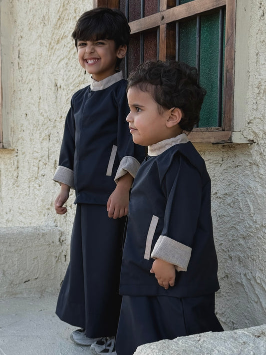 دشداشة كحلية مع صديري بحواف بيج 🤍