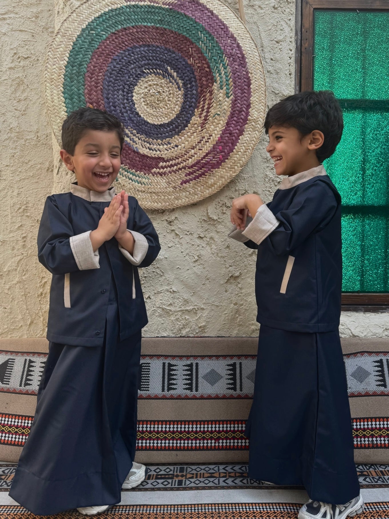 دشداشة كحلية مع صديري بحواف بيج 🤍